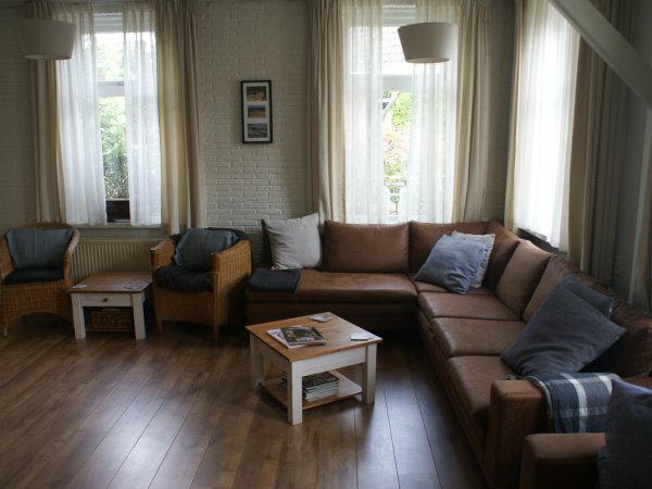 De woonkamer met twee nieuwe zitbanken - genoeg ruimte voor iedereen!