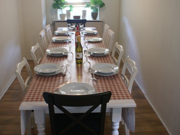 3 grote eettafels met 3 banken en/of 10 stoelen voor elk wat wils!