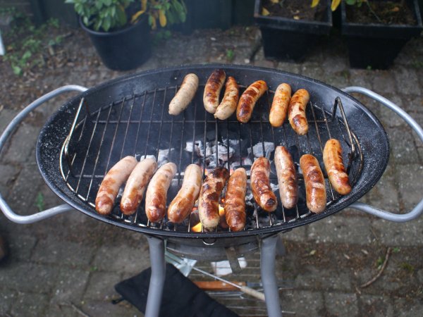 Er zijn twee barbeques aanwezig...