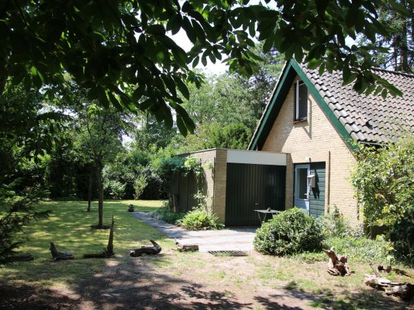 Voorzijde met twee parkeerplaatsen