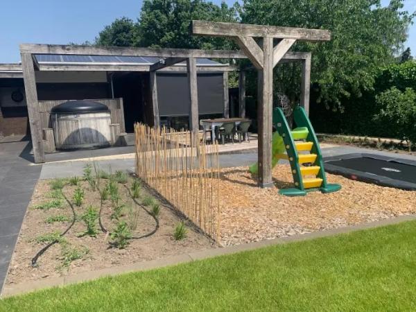 tuin met hottub en sauna en trampoline