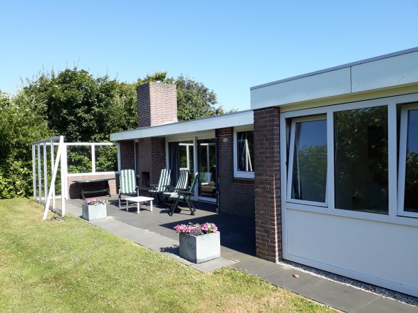 Heerlijk terras met eettafel
