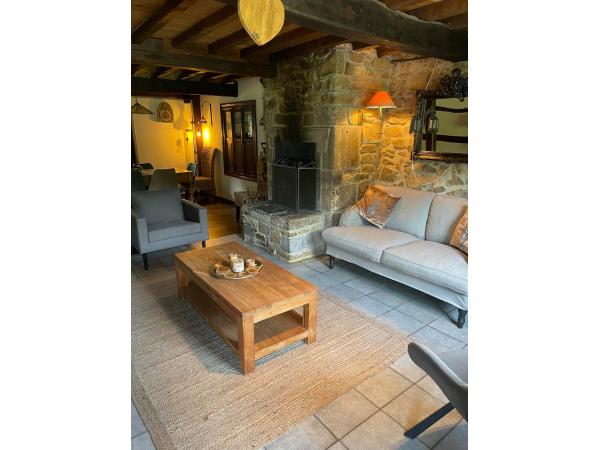 living met 2 banken en zetels tv wifi 